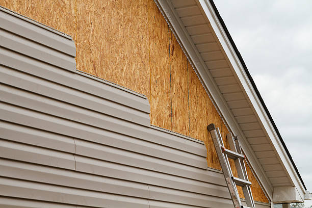 Professional Vinyl Siding technician working in Fort Thomas, KY